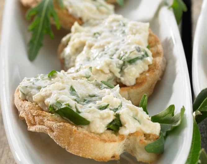 Bruschetta de pollo y arúgula