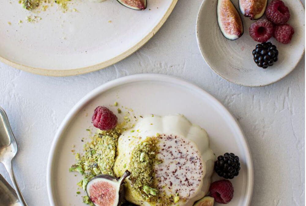 PANNA COTTA ESPECIADA CON COCO Y PRALINÉ DE PISTACHOS