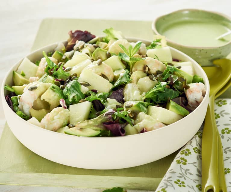 Ensalada verde con melón, palta y camarones