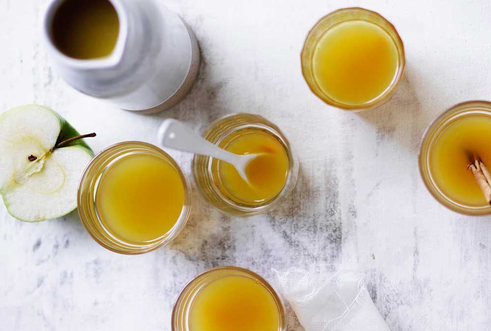 SIDRA DE MANZANA CON CÚRCUMA CALIENTE