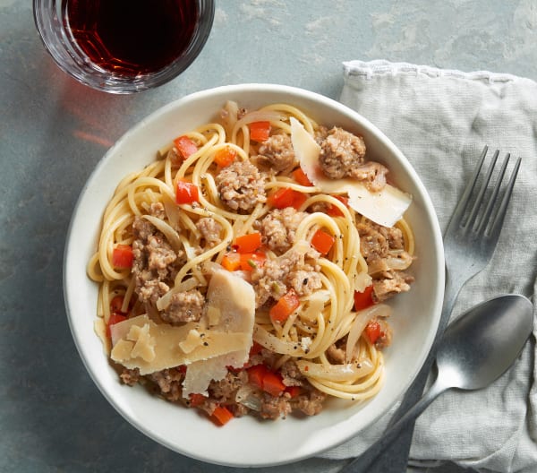 ESPAGUETIS CON SALCHICHAS Y PIMIENTO ROJO