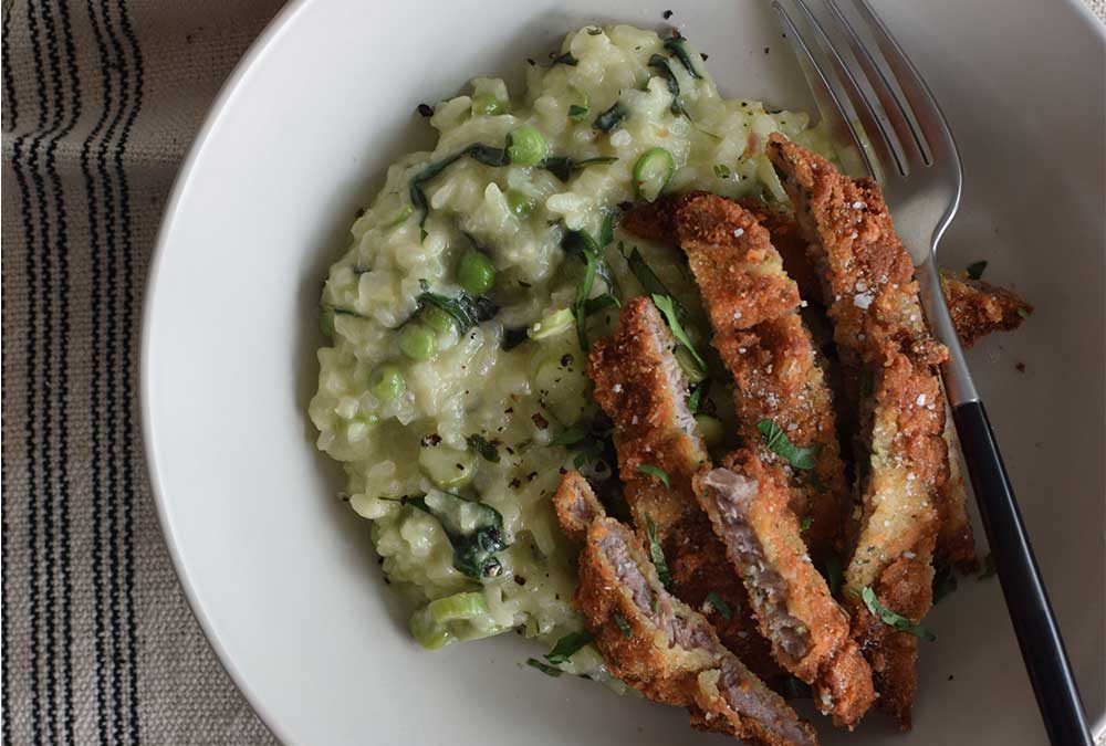 Milanesas de vacuno con risotto primavera