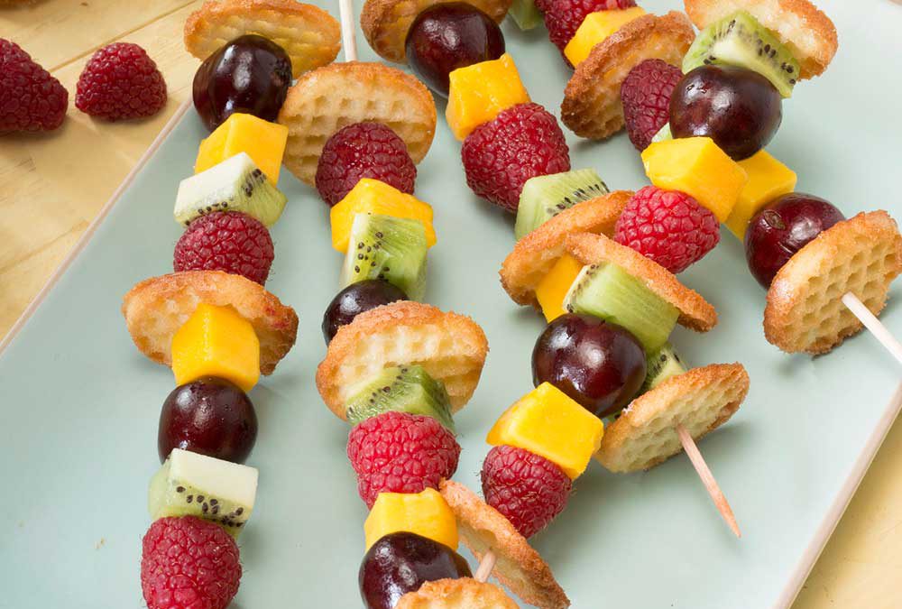 BROCHETAS DE FRUTAS CON MINI WAFFLES CRUJIENTES