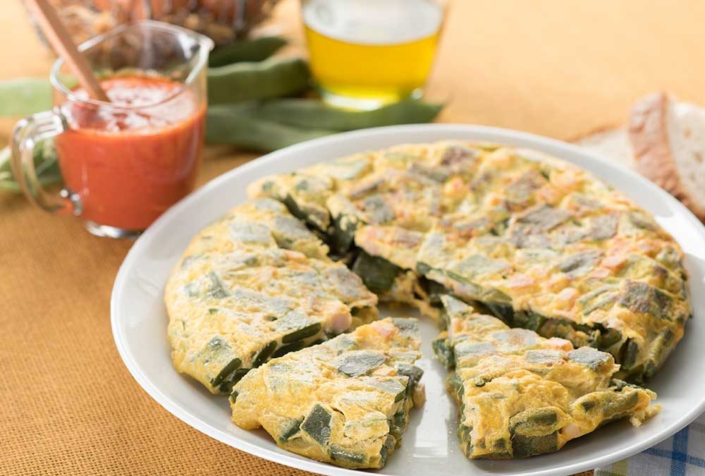 TORTILLA DE VAINITAS CON TOMATE
