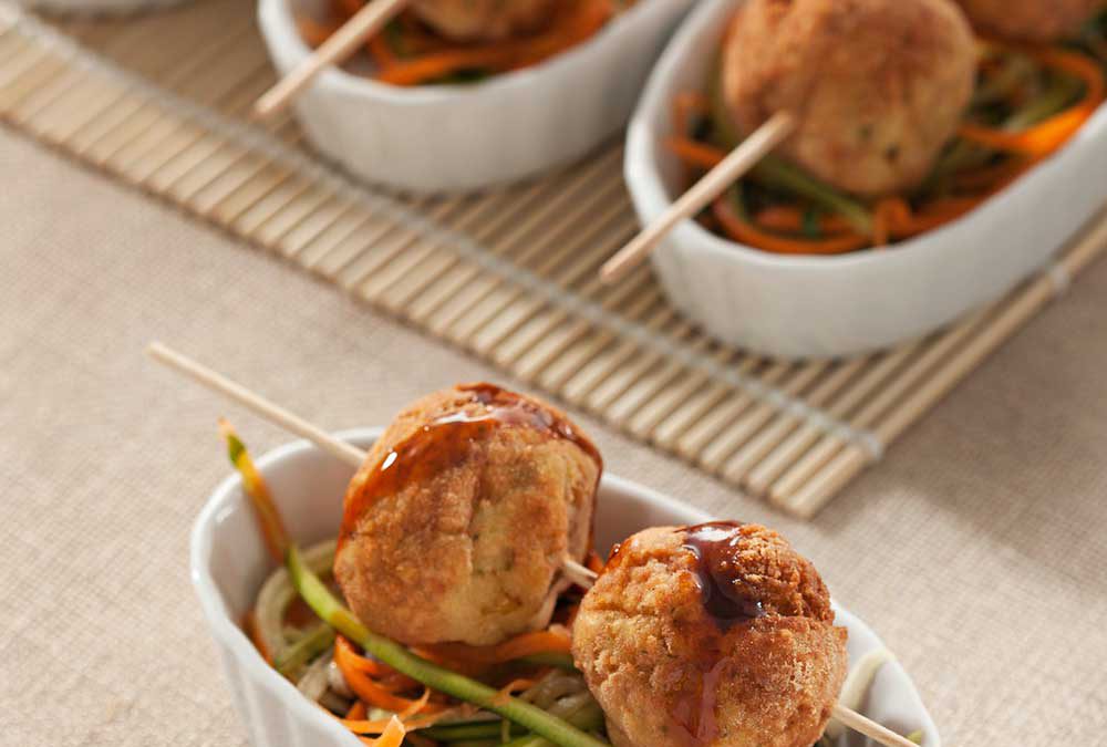 ALBÓNDIGAS DE POLLO Y ZAPALLO ITALIANO SOBRE JULIANA DE VERDURAS